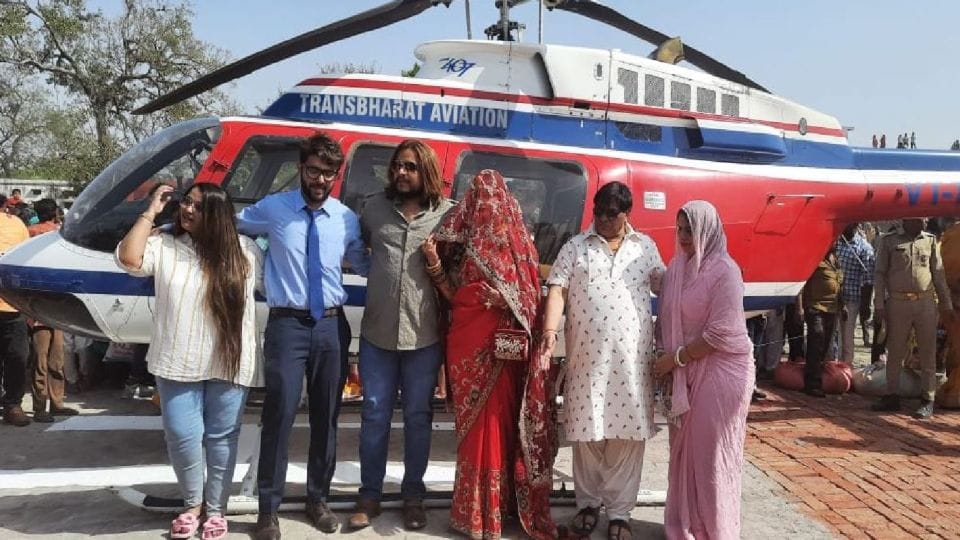 Four Doctors of family reached the village by helicopter in mainpuri