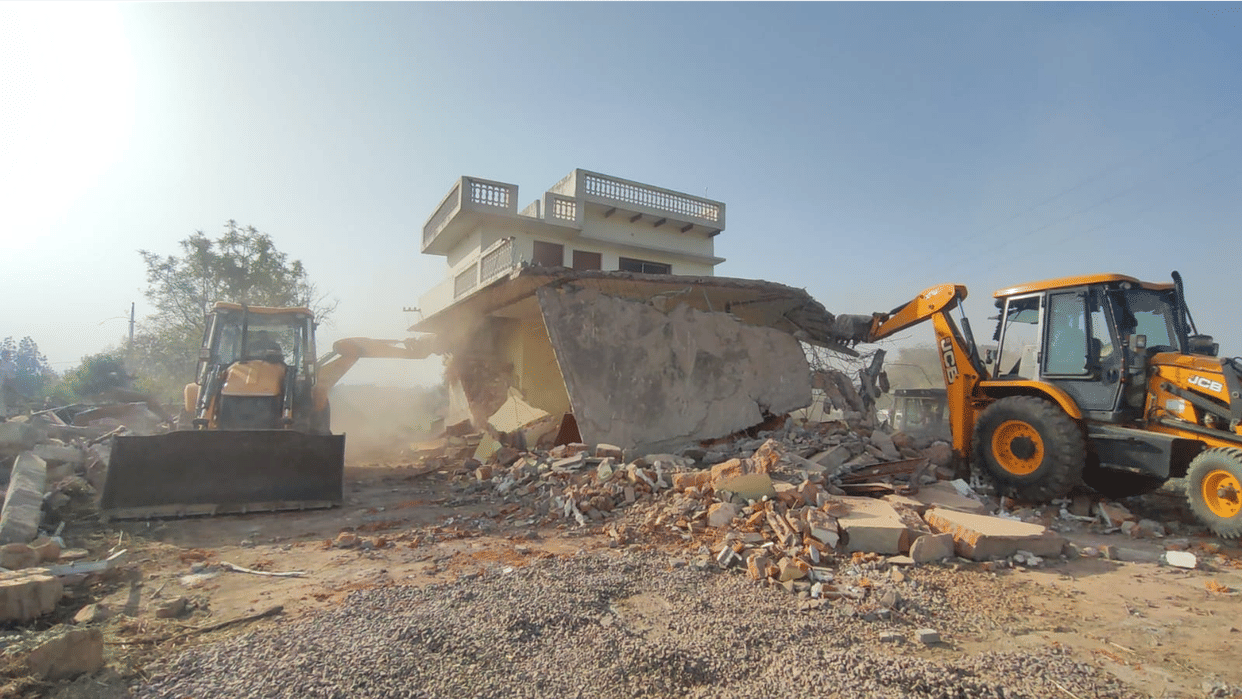 Operation Prahar: Bulldozer of administration on illegal farm house of vicious criminal Abdul Sameer in Chhatarpur, building grounded