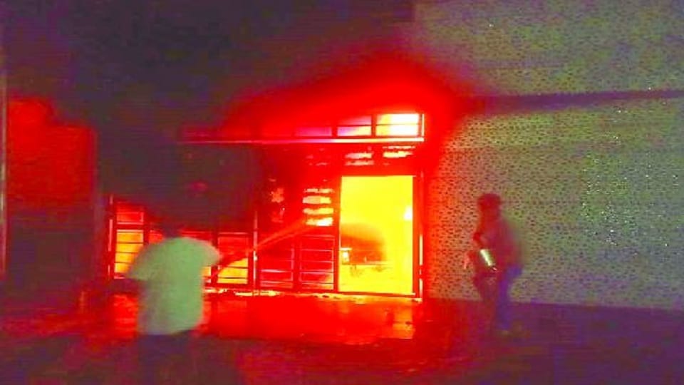 fire in warehouse in Agra panic create in local area