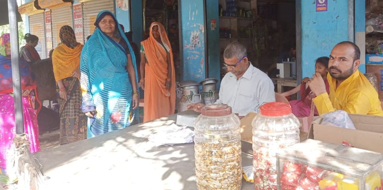 Fake distribution of oil, gram, salt with free ration