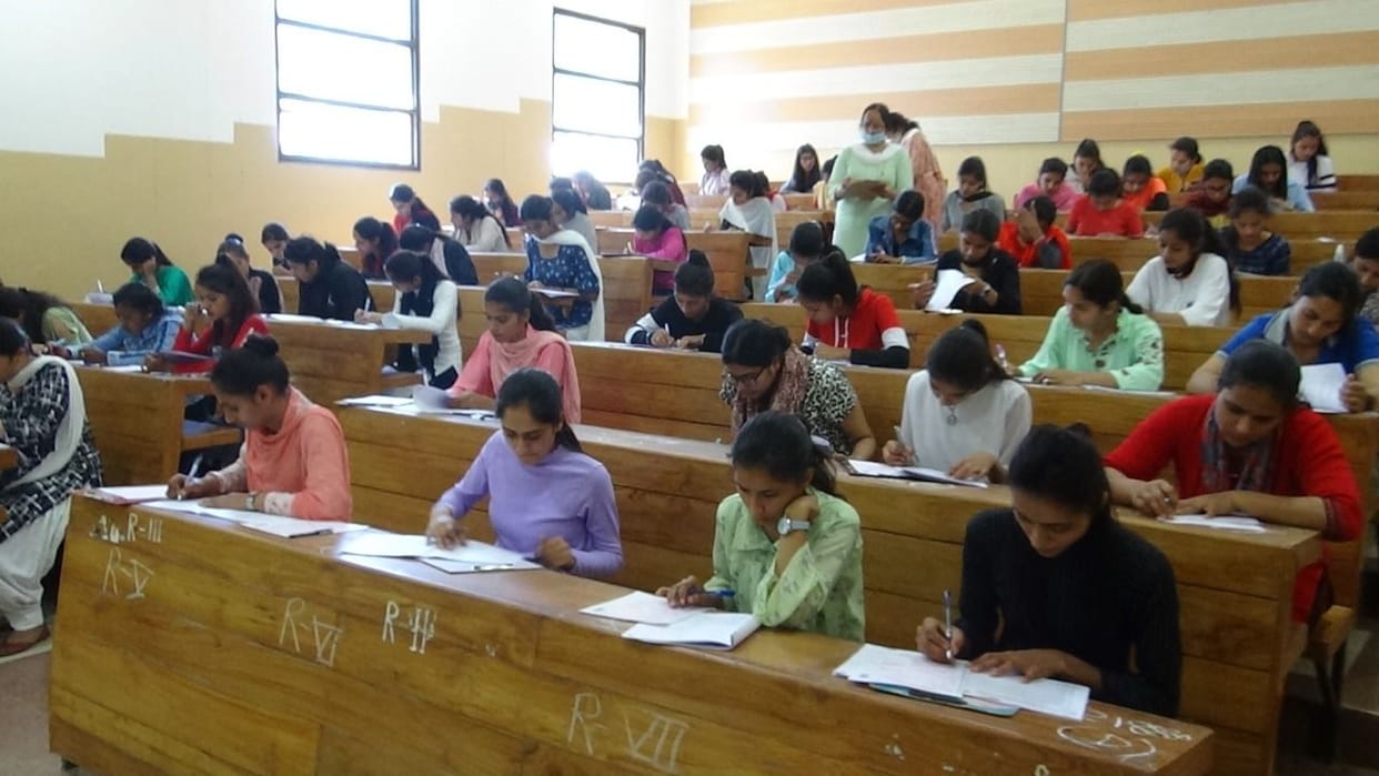 More than four thousand gave written examination of police constable in Hamirpur
