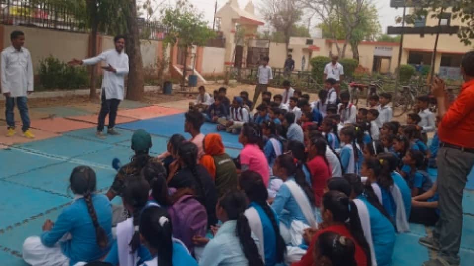Chhatarpur: Evaluation test of illiterates completed, information about pure water usage given through street play