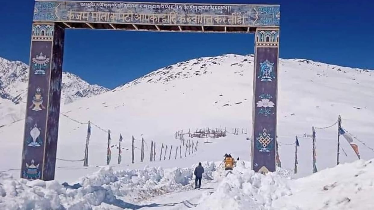 border road organisation removing snow near kunzum pass  manali leh road