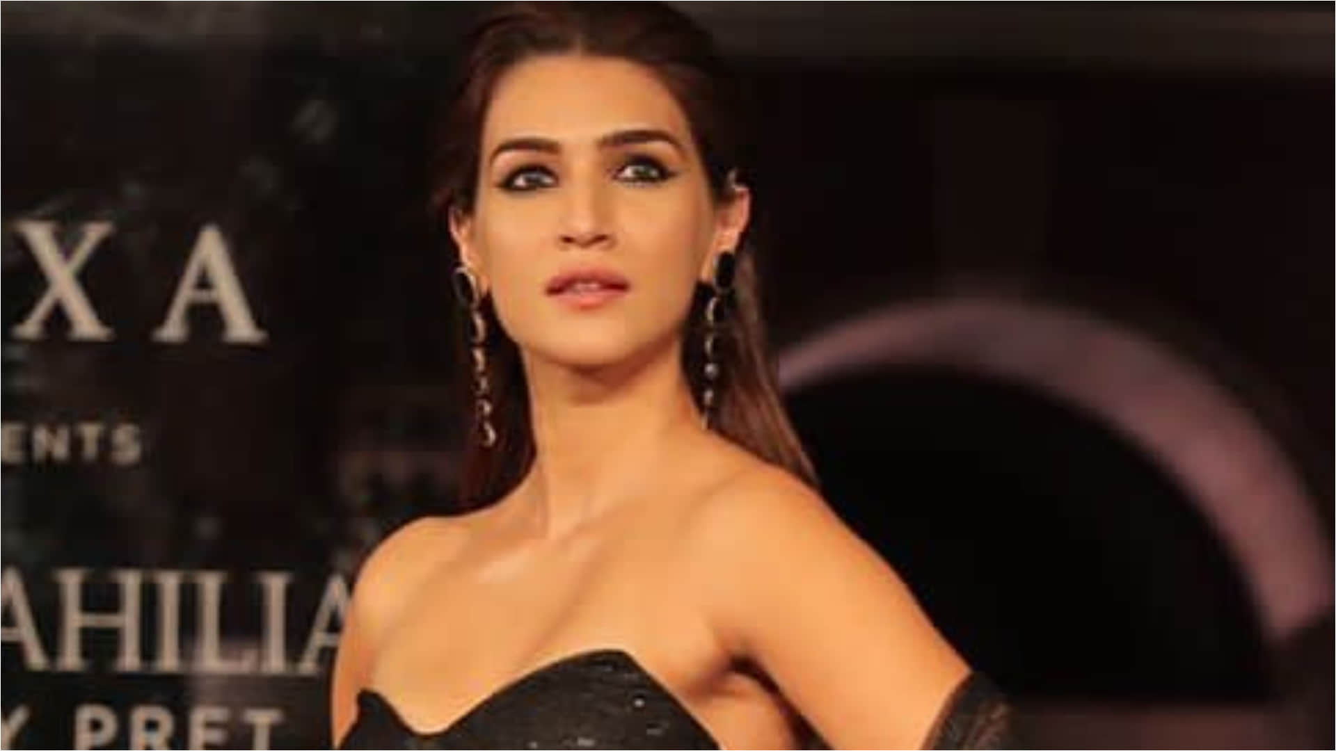 kriti sanon wearing sheer black skirt with strapless top show stopper in lakme fashion week