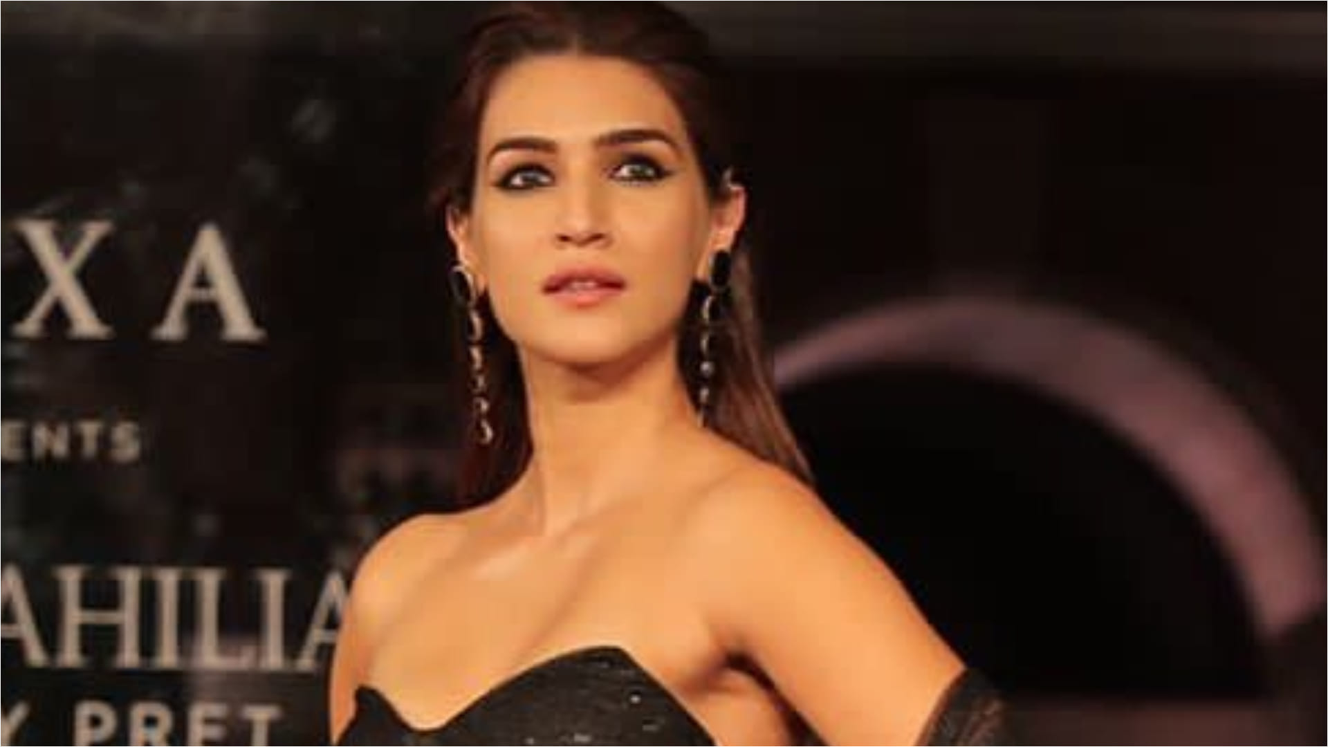 kriti sanon wearing sheer black skirt with strapless top show stopper in lakme fashion week