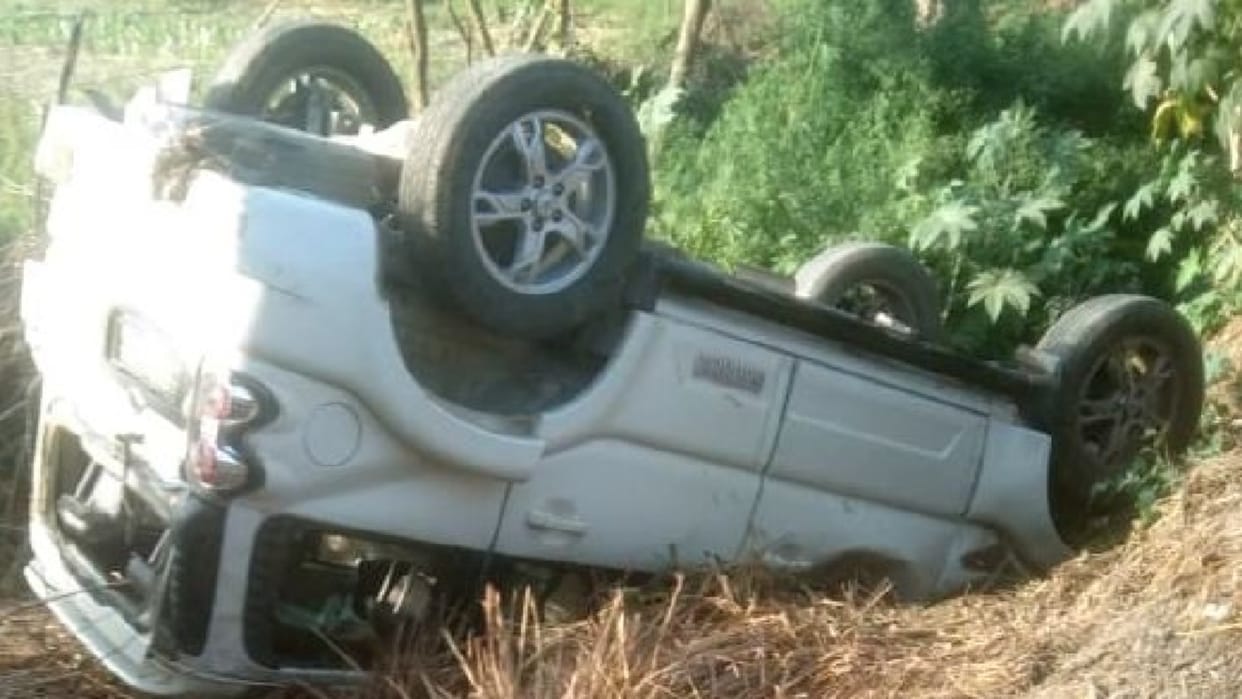 Sitapur: The car ran as a five hundred meter call, trampled two, the elderly and the young man broke down, the uncontrollable car overturned in the ditch, four injured
