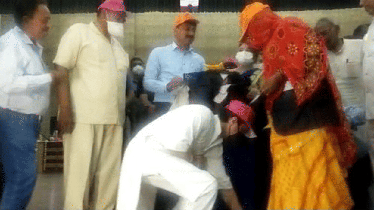 The new avatar of 'Maharaja': Holding the hand of the sweeper and made him sit in the next chair, Minister Scindia touched his feet by respect