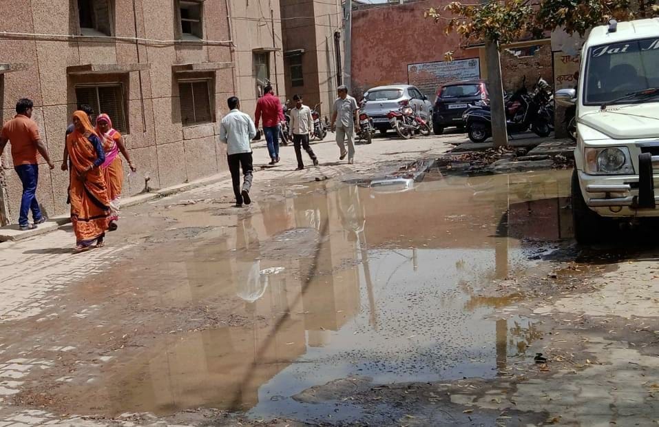 Trouble due to water and mud in the path of medical college