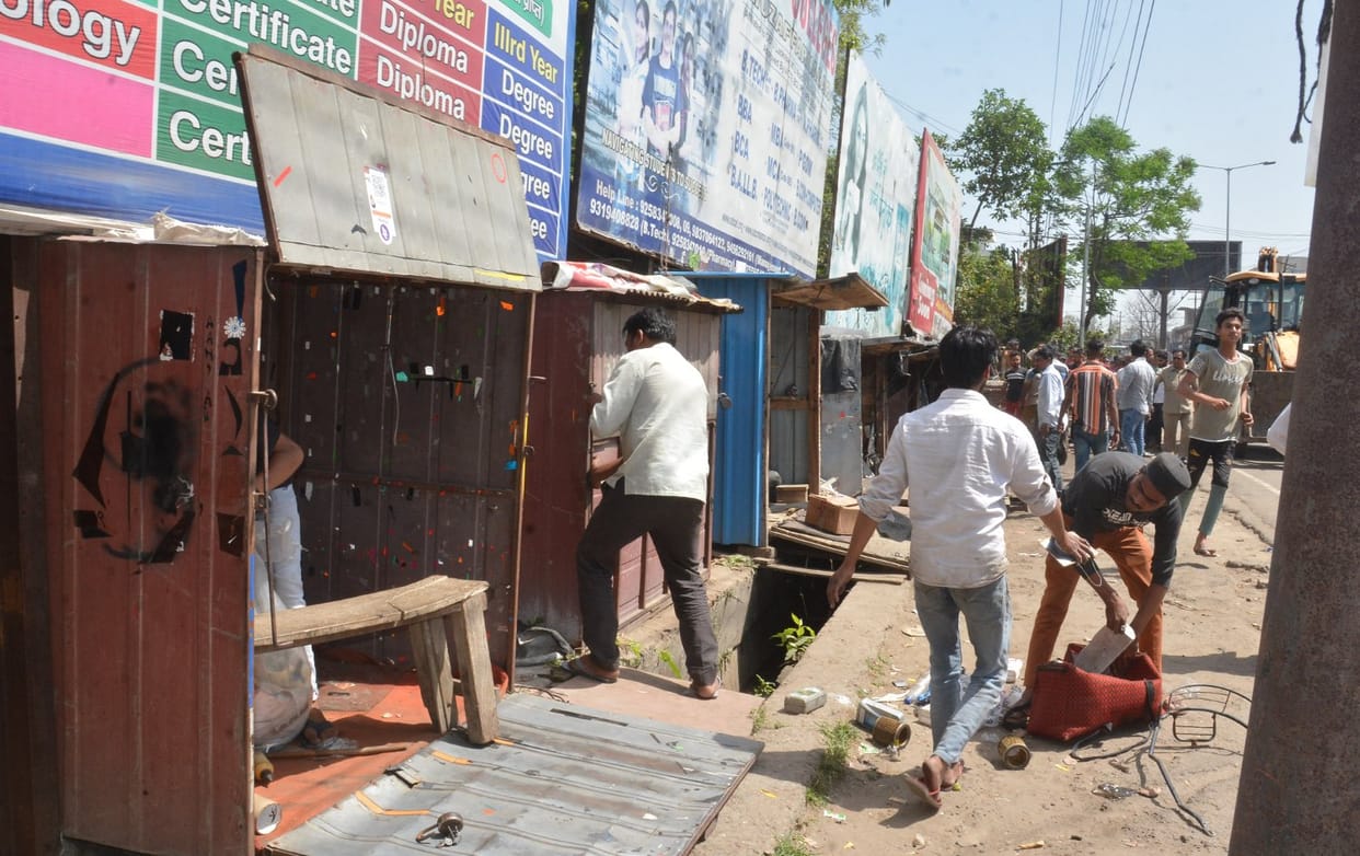 Illegal construction demolished, goods occupied, warned