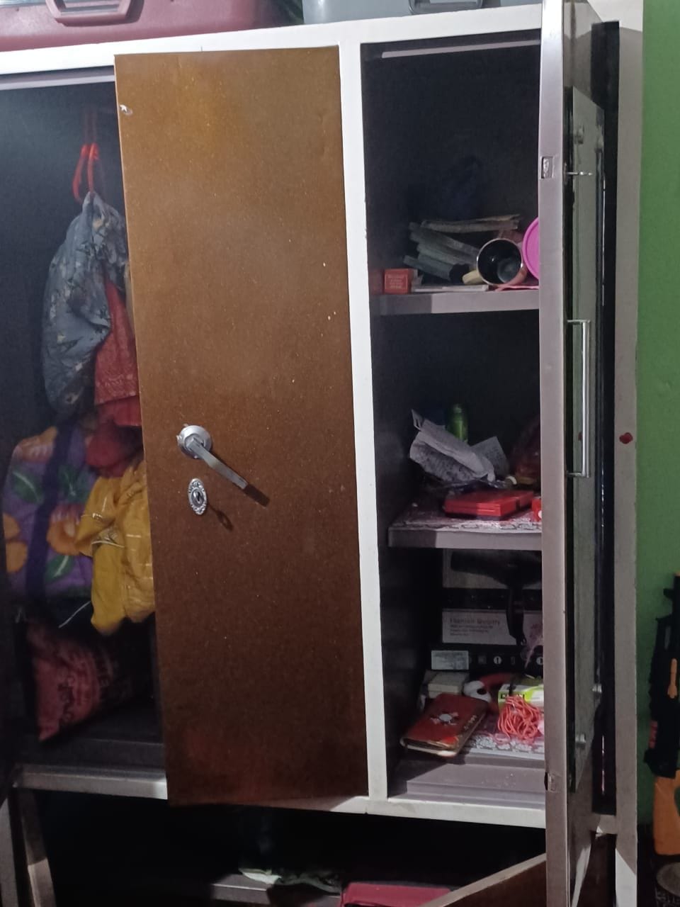 Thieves took away silver ornaments by breaking the window of the house in Morsu Sultani