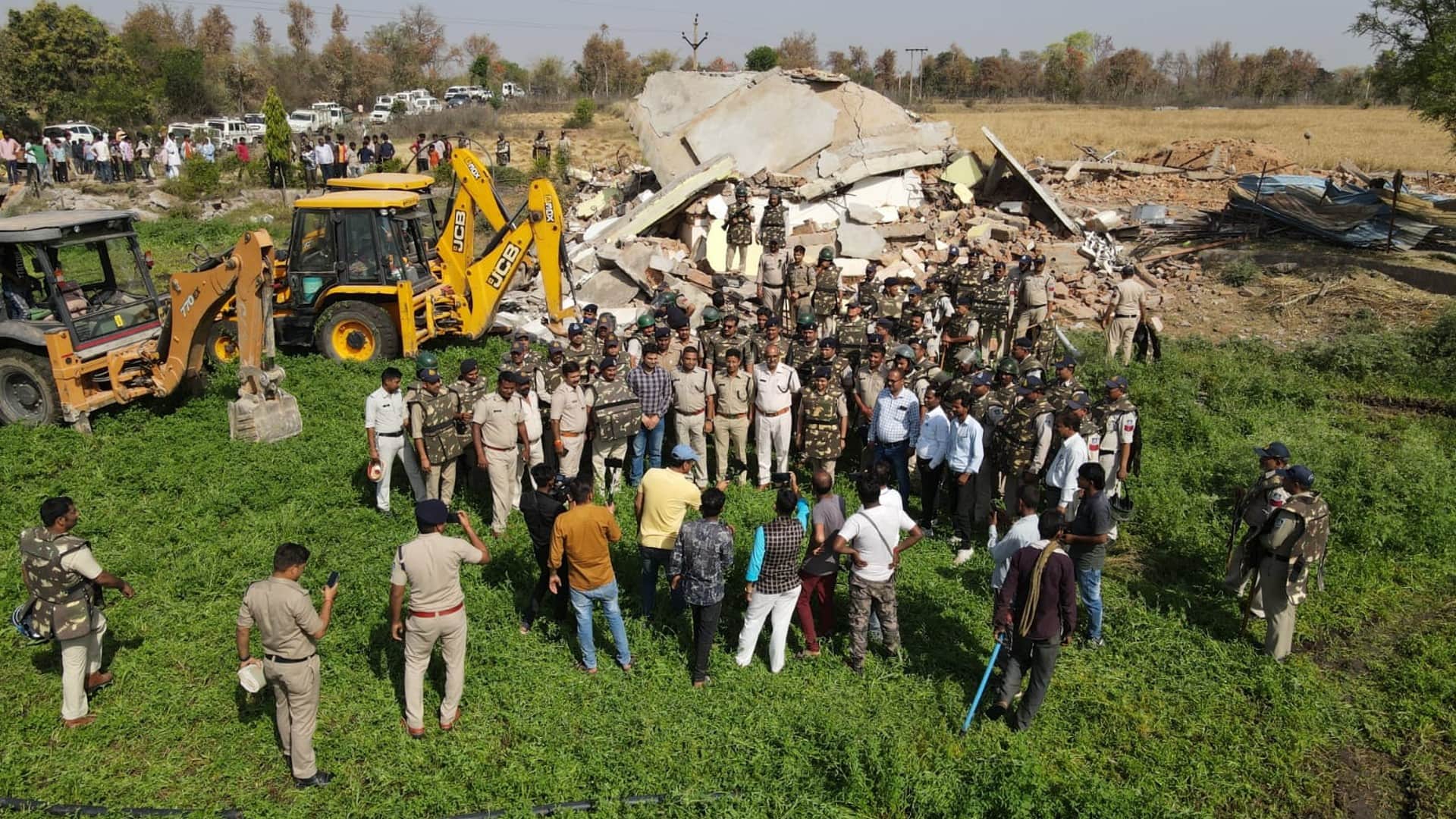 Operation Prahar: Bulldozer of administration on illegal farm house of vicious criminal Abdul Sameer in Chhatarpur, building grounded