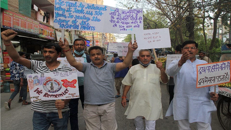 demonstration of kashmiri pandits angered by cm kejriwal statement on the kashmir files