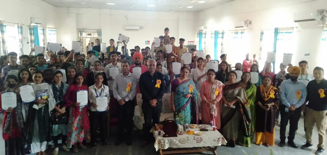 3.25 lakh rupees scholership given to 195 students in ponta college