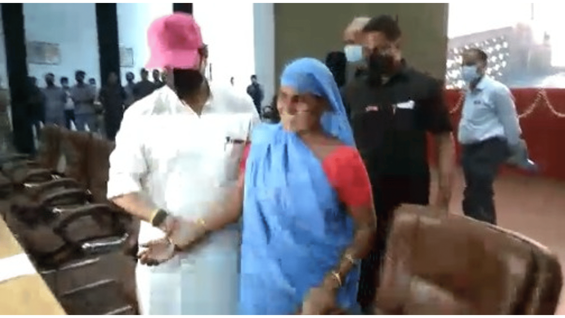 The new avatar of 'Maharaja': Holding the hand of the sweeper and made him sit in the next chair, Minister Scindia touched his feet by respect
