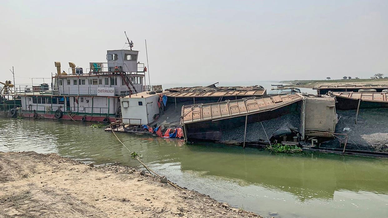 Sahibganj vessel mishap two bodies fished out and three trucks located news in Hindi