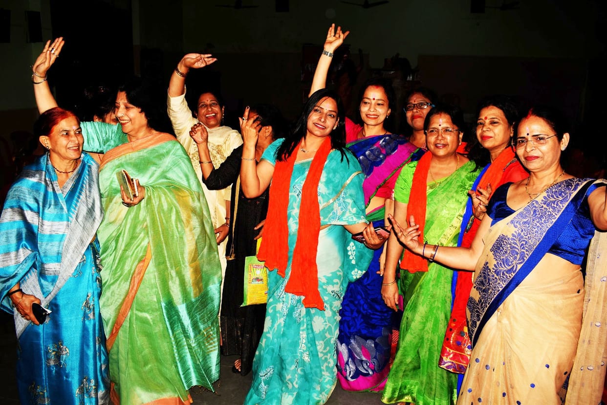 national servants played holi of flowers