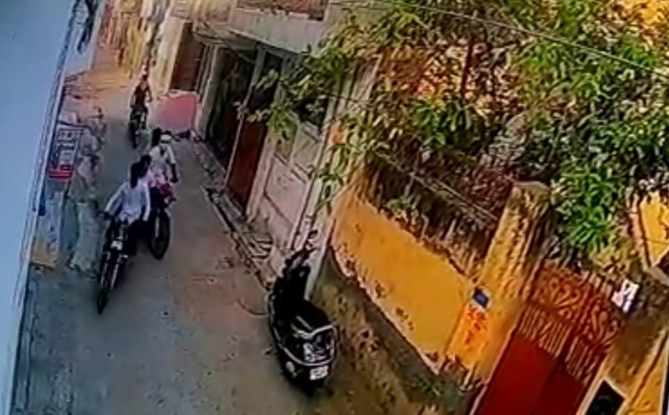 Armed youth entered the jewelery shop, beat up the businessman