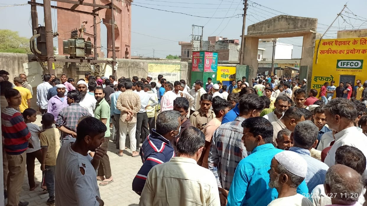 Amroha: The dead body of a contract worker was found hanging in the Nagar Panchayat office of Ujhari alleging ruckus of murder