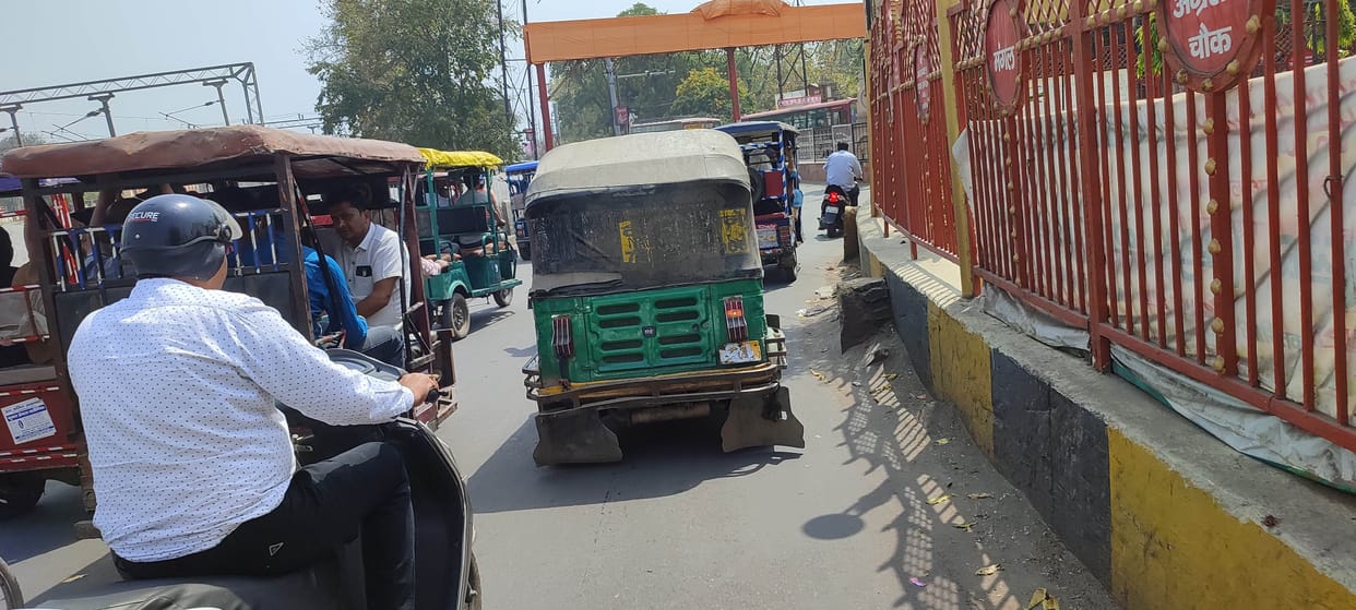 Aligarh: Auto running without number plate to avoid challan