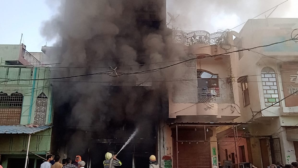 Ghaziabad: Fire in electronic showroom due to short circuit in Loni goods worth lakhs burnt down
