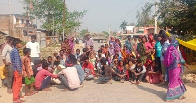 Villagers blocked the road after two died in a truck accident