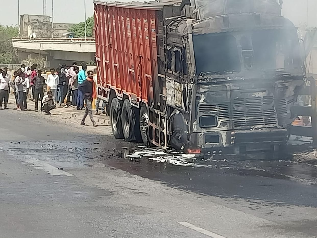 Truck caught fire middle of road in Chandauli fire broke out suddenly during running fire brigade  water ran out