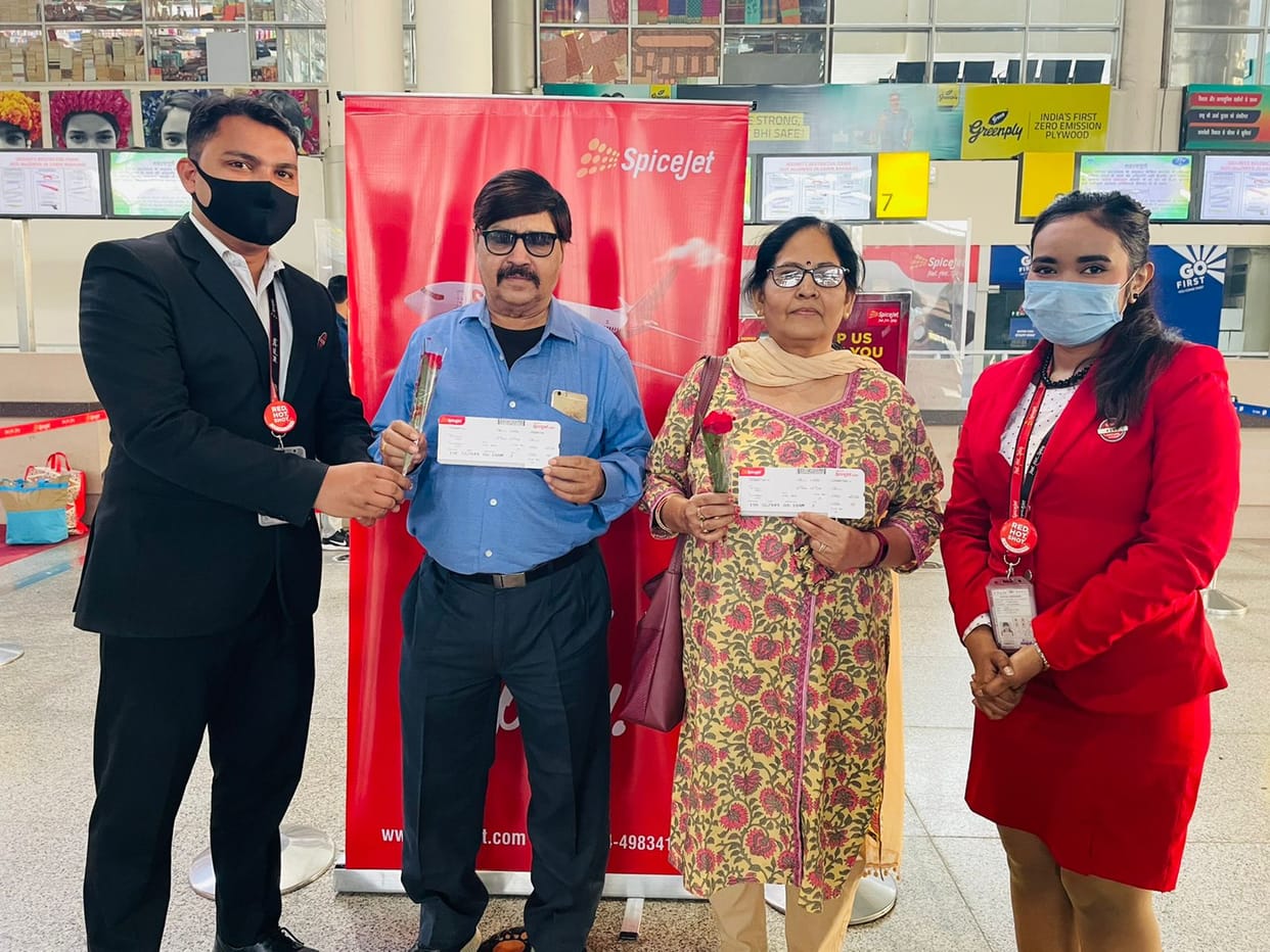 Gorakhpur Varanasi Flight service started CM Yogi adityanath virtually inaugurated varanasi airport welcomed passengers by giving roses