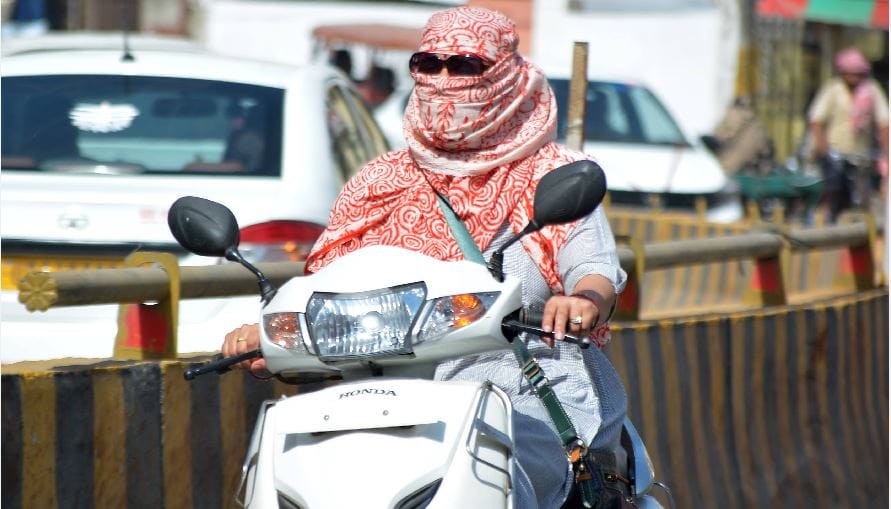 amar ujala abhiyan education health Eye irritation and stinging due to heat wave in varanasi  avoid dust and wear glasses