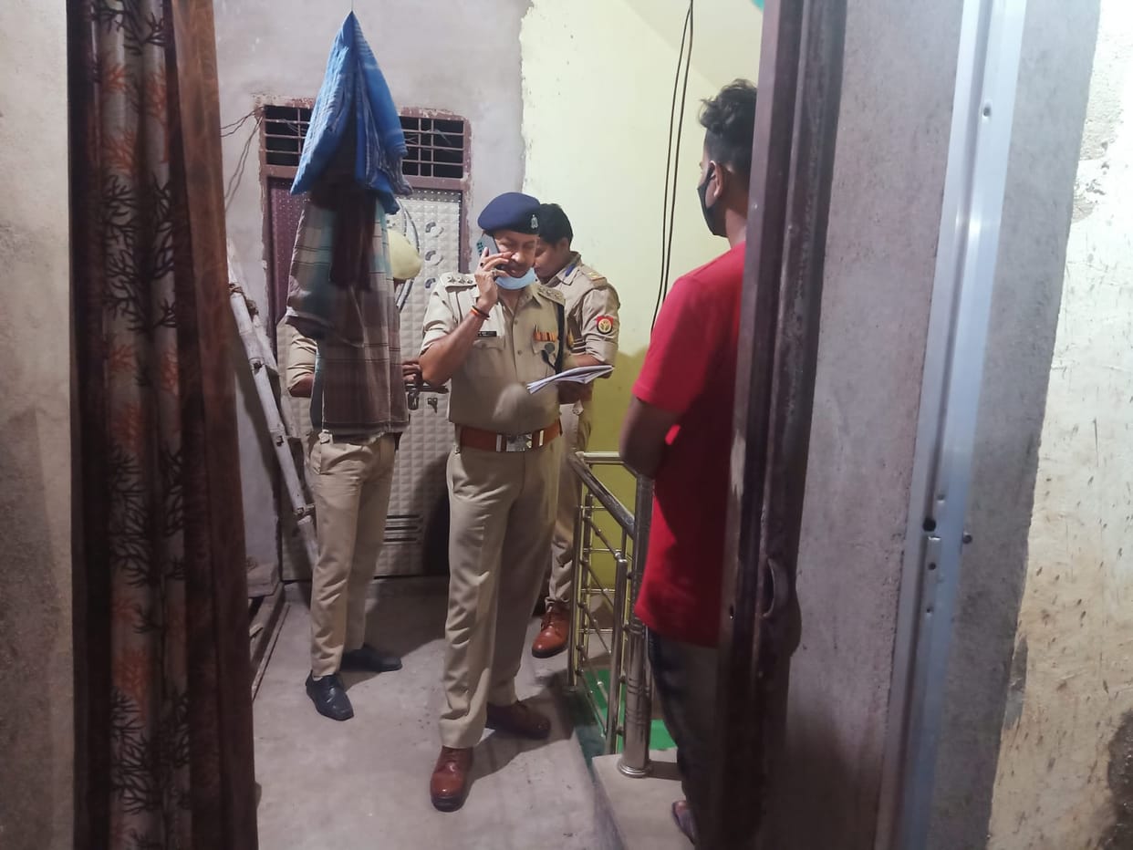 West Bengal Resident Jewelery artisan commited suicide by  hanged himself in varanasi police start investigation