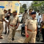 मौके पर जुटे पुलिस अधिकारी।