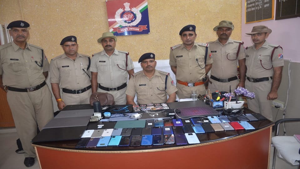 RPF special squad has recovered laptops and iPhones worth 30 lakhs from B6 coach of Tamil Nadu Express