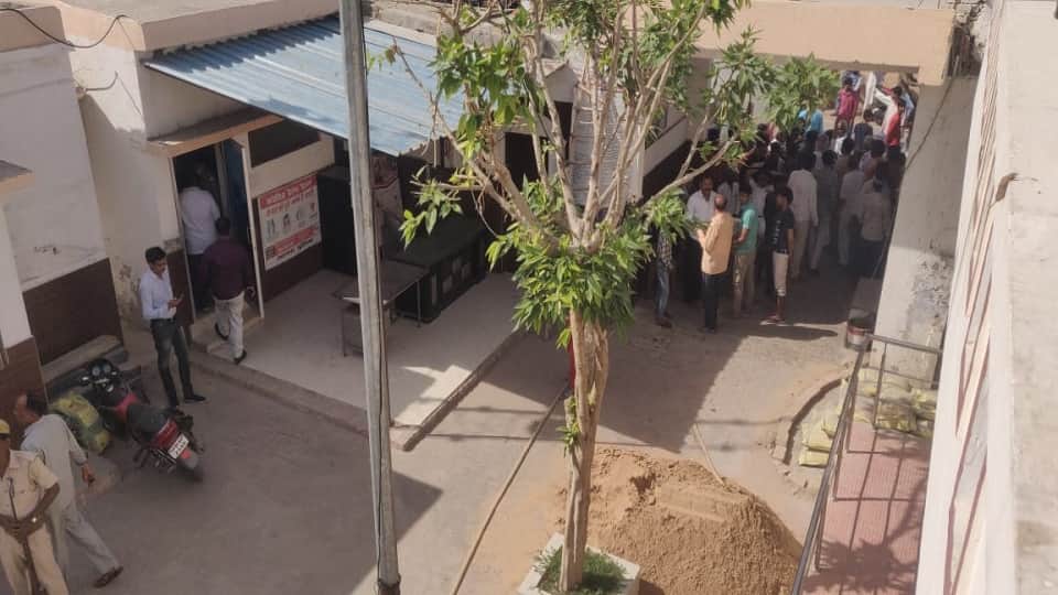 Heavy explosion on the roof of lock-up in Etmadpur police station Agra