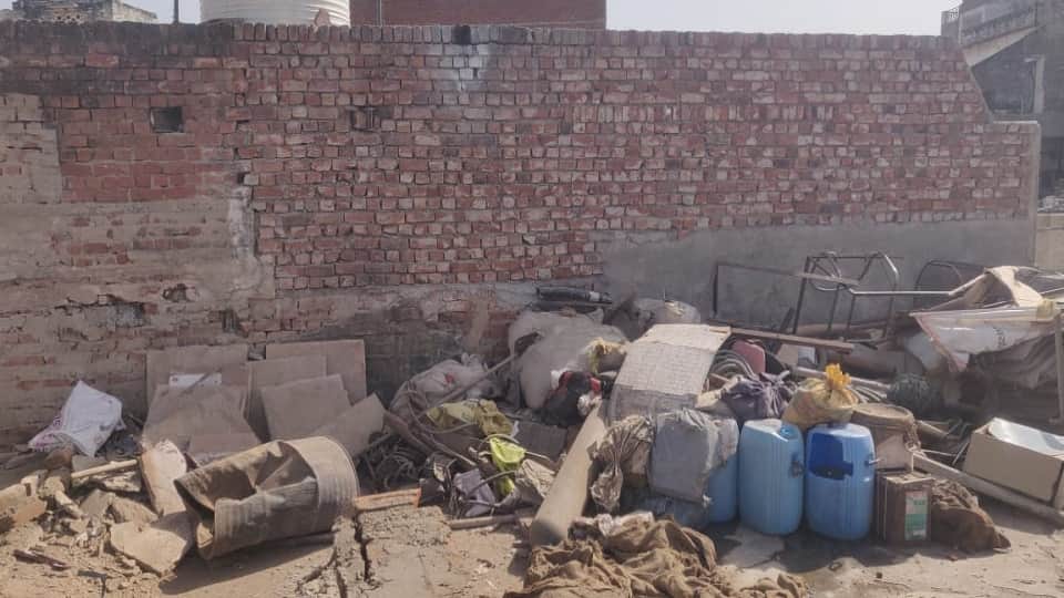 Heavy explosion on the roof of lock-up in Etmadpur police station Agra