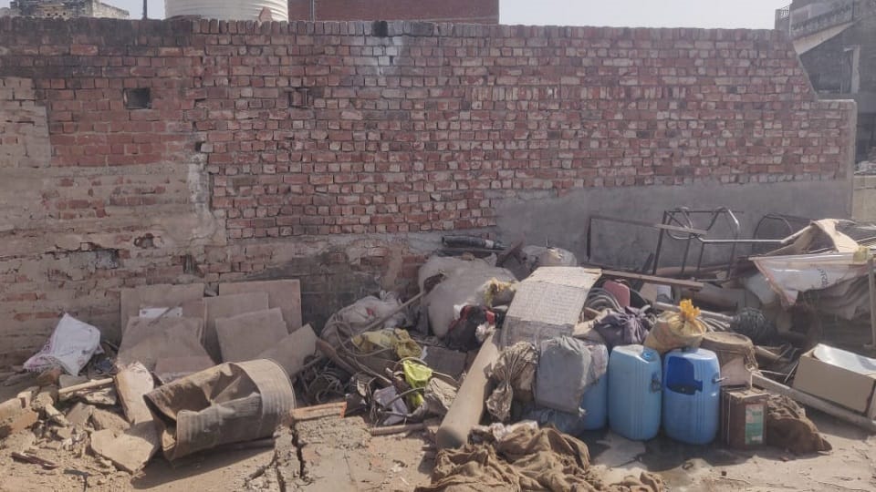 Heavy explosion on the roof of lock-up in Etmadpur police station Agra