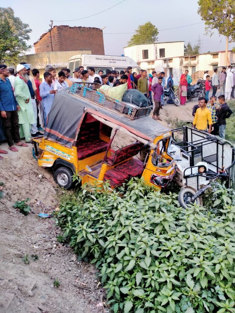 Truck collides with standing tempo, teen dies, many injured
