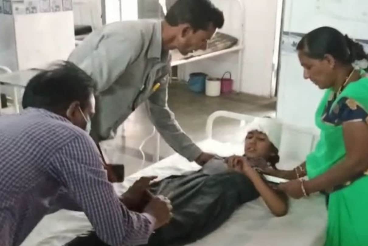 Madhya Pradesh: Magic vehicle carrying school children overturns in Ujjain, driver killed, 18 children injured