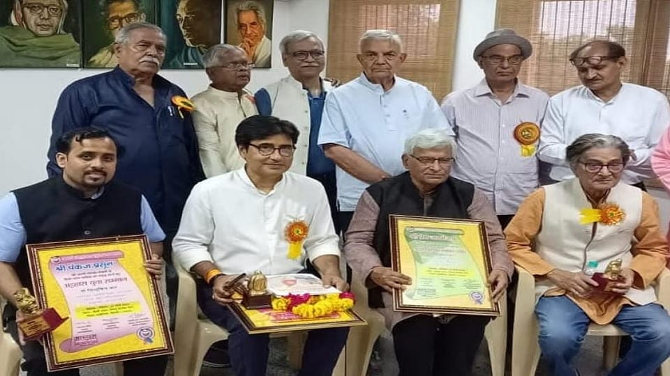 Attahaas Samman: Padma Shri DP Sinha and Prem Janmejay were awarded with Shikhar Samman, Anuj Khare and Pankaj Prasoon were awarded Youth Award