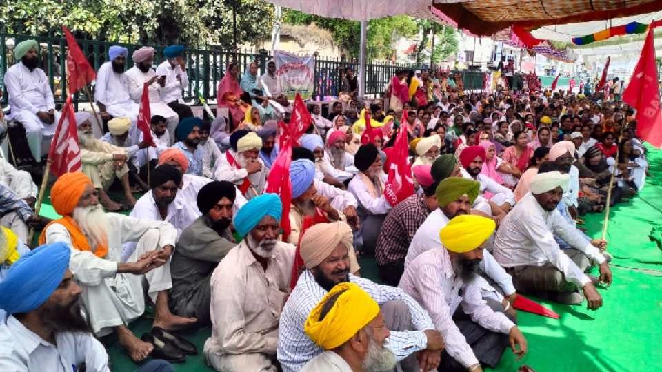 Bank employees protest against privatization in Punjab