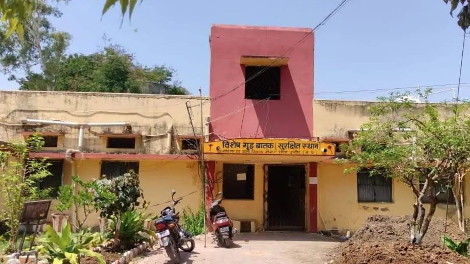 Indore: Seven child abusers escaped from the correctional home after beating the watchman, serious cases are registered against all, police are searching