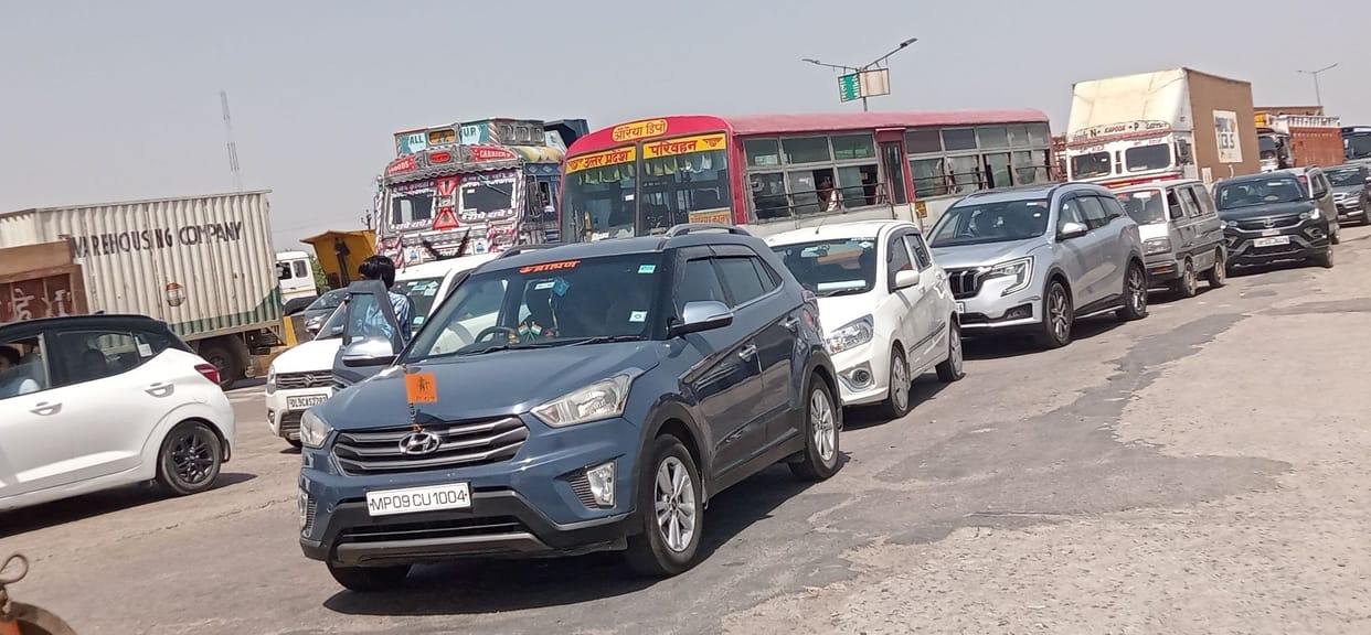 Heavy jam on Bara toll for one and a half km, ambulances and vehicles of many officers were also stuck