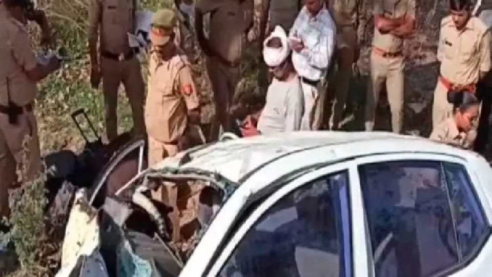Four of the same family of Chhatarpur died: Went to Banaras in the joy of getting a job, while returning, the car collided with a tree near Banda