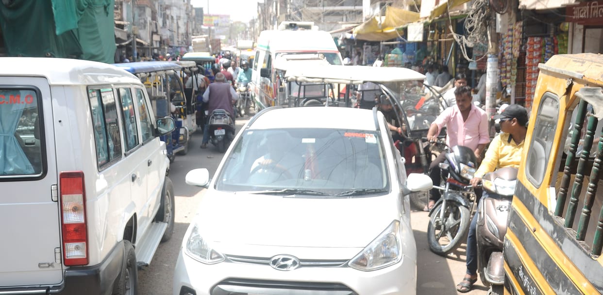 Heavy traffic jam from Chowk to Babaganj due to random parking of vehicles