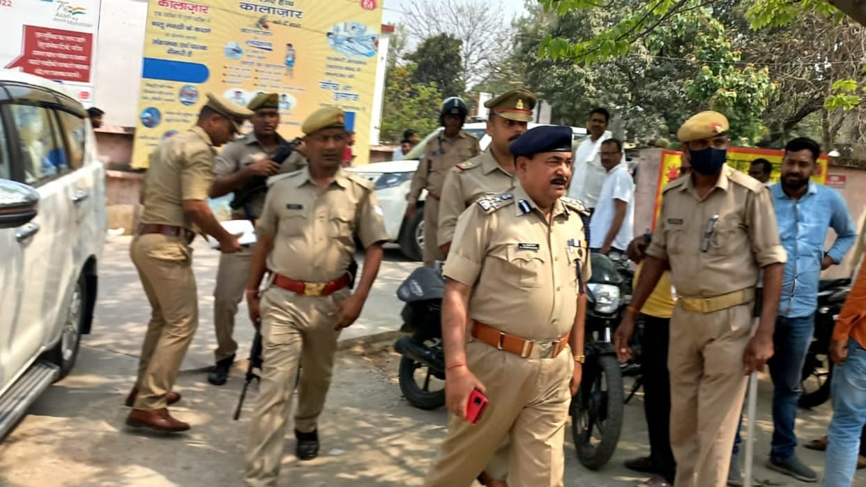 miscreants tried to rob money from van in deoria