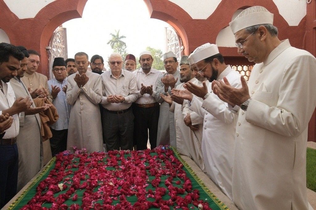 Aligarh: Remembered Sir Syed, a sheet of flowers climbed on the grave