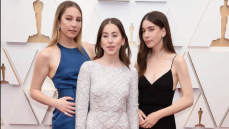 Oscars 2022 Red Carpet Jessica Chastain Alana Haim Kirsten Dunst Saniyya Sidney and Alana Haim look
