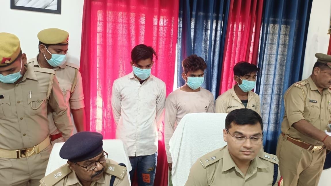auraiya news,Three arrested for robbing youth