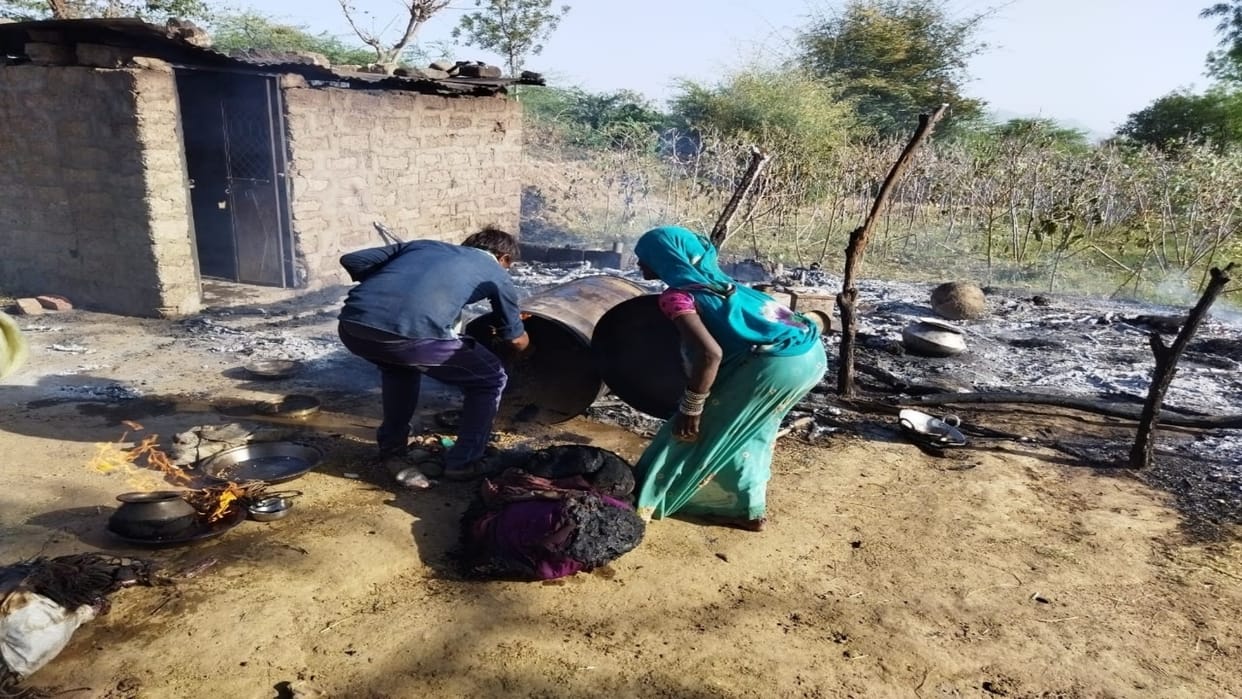 25 thousand rupees and goods were burnt due to fire in a hut in Sirohi