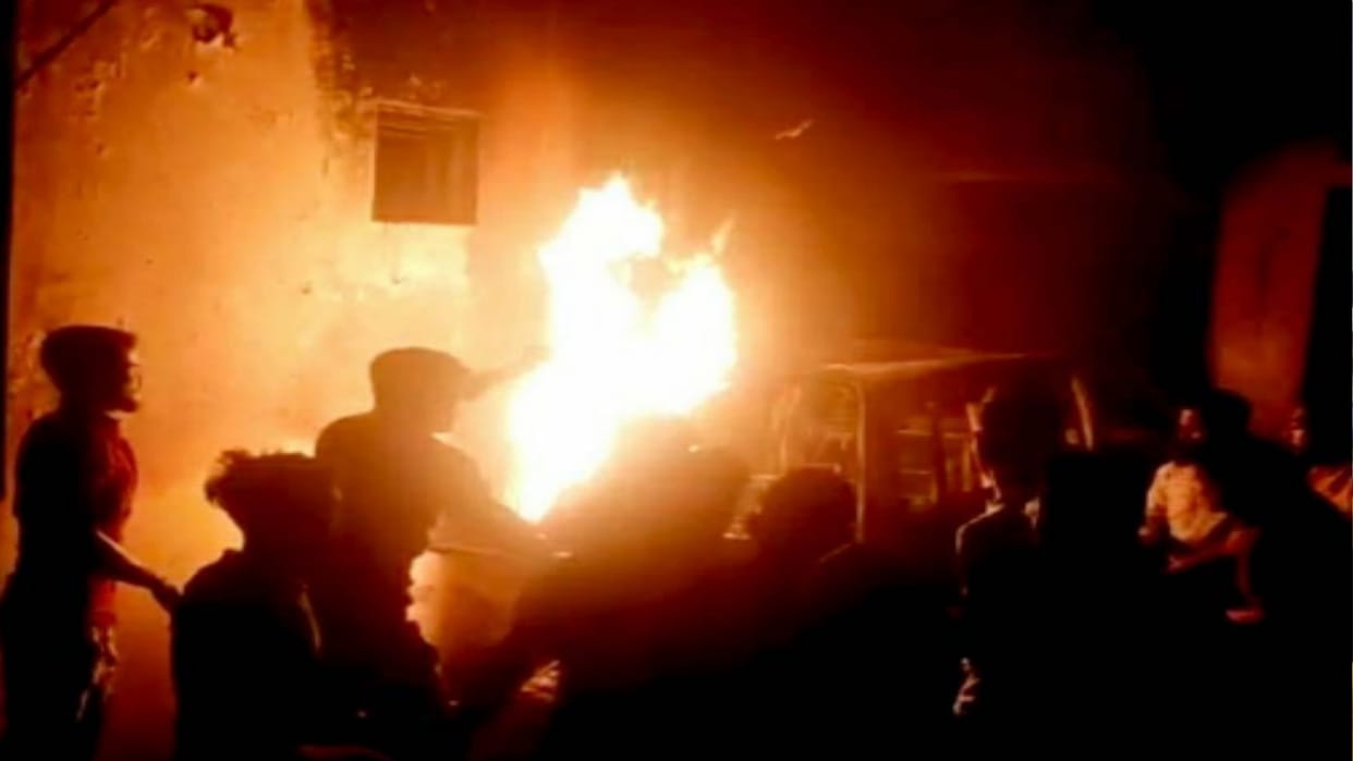 Deoband: Fire due to gas cylinder leak in van parked in house, many scorched