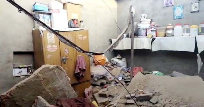The roof of the house collapsed, the person died due to being buried in the rubble