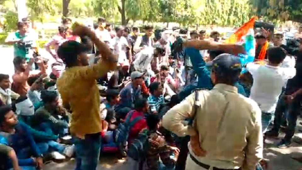 Gwalior: Students protest outside university, protest against conducting examinations on offline mode